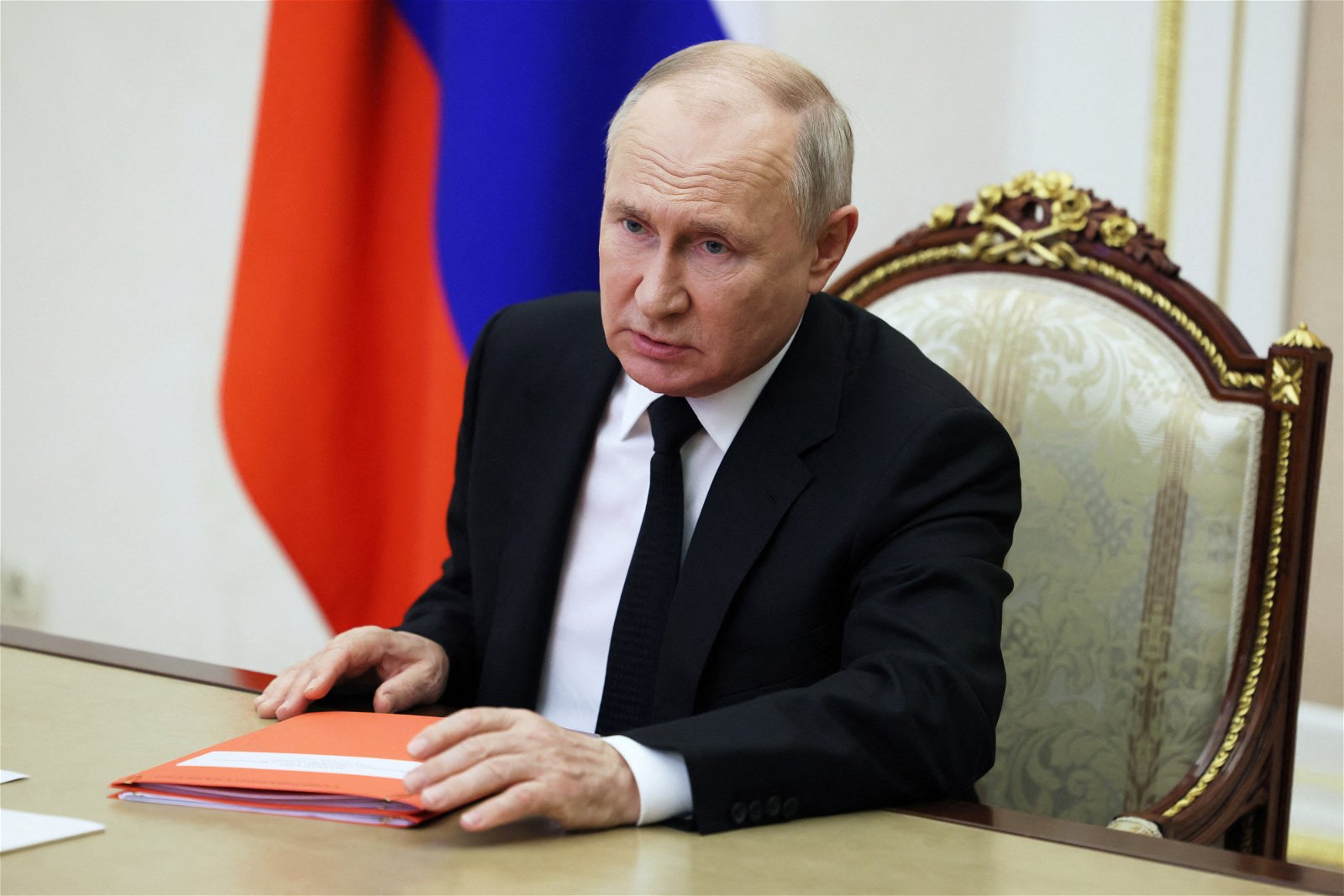 俄罗斯总统普京上周在莫斯科，透过视讯连线主持与俄罗斯安全理事会成员的会议。（图取自路透社）