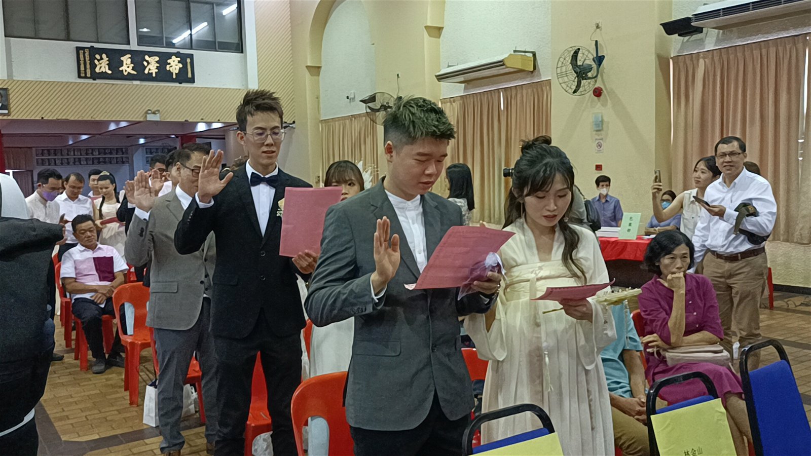 新人集体宣读婚姻注册誓言。