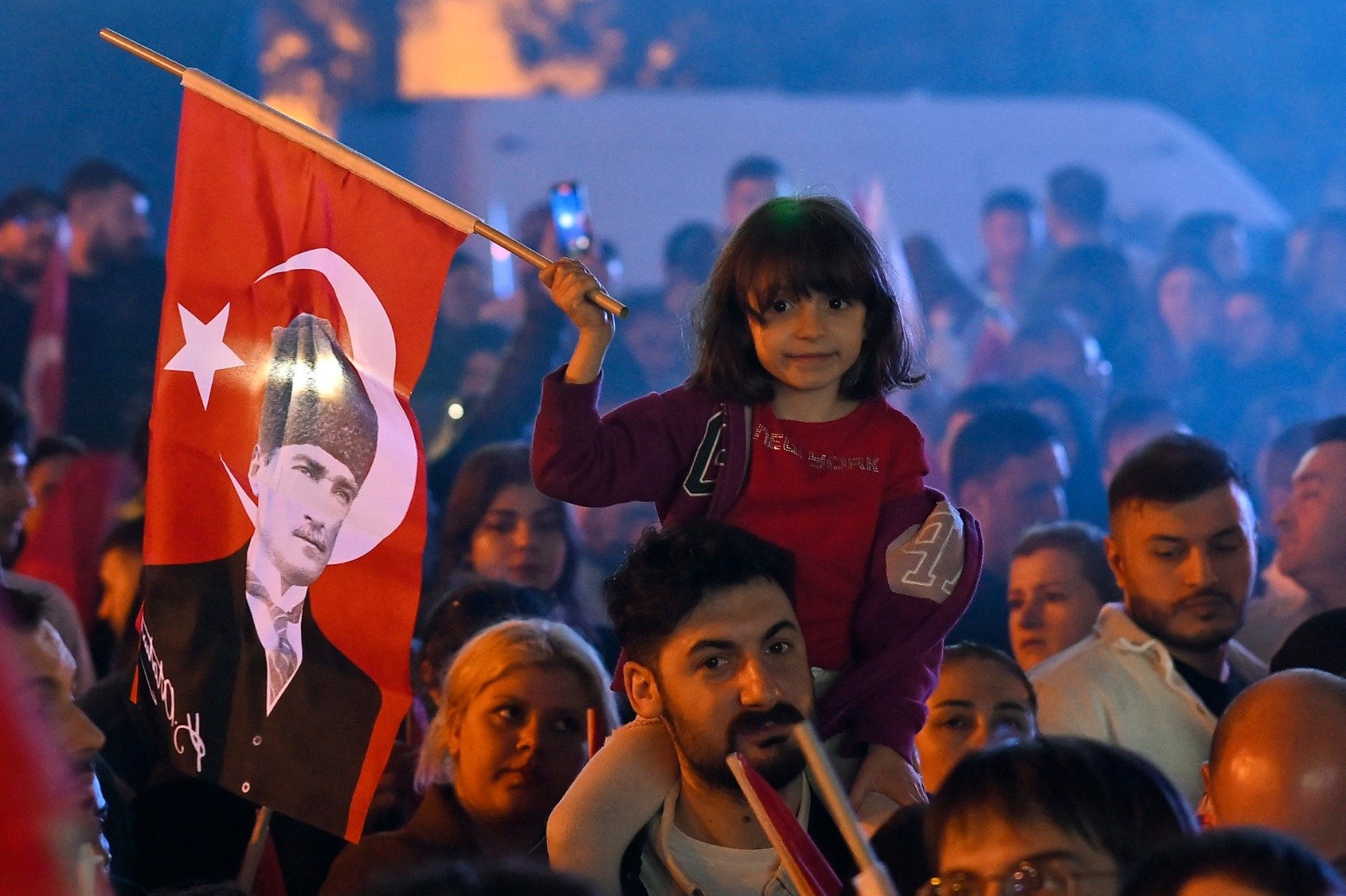 土耳其各地市政选举结束后，共和人民党（CHP）支持者周日晚在伊斯坦布尔主要市政大楼外庆祝，一名小女孩挥舞著土耳其国旗，上面印有带领土耳其现代化、走向世俗，有著“土耳其国父”之誉的凯末尔肖像。（图取自法新社）