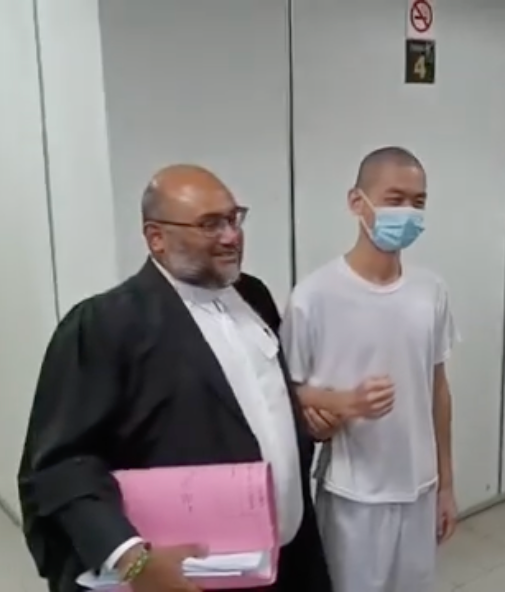 林春光（右起）当庭释放后，感谢玛辛德仁为其辩护。