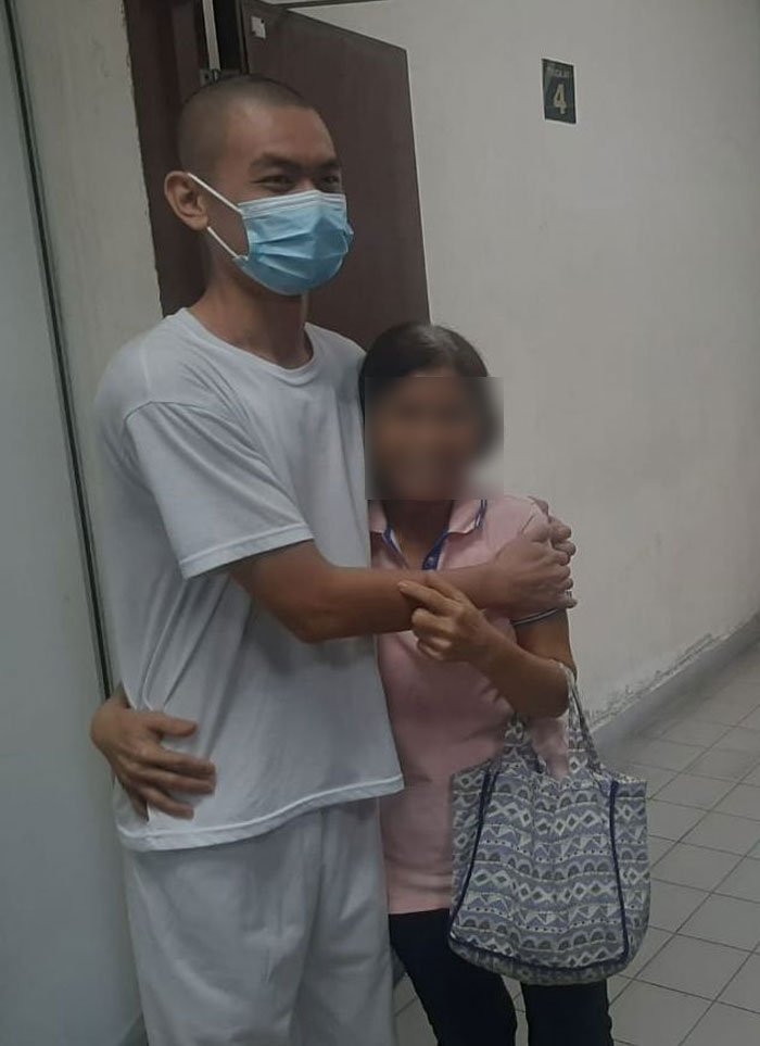 林春光（左）获释后，与母亲开心相拥。