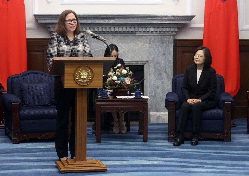 美国在台协会（AIT）主席罗森伯格（左）致词提到，台美关系坚若磐石，也希望台湾持续努力维持这样的关系。（图取自中央社）