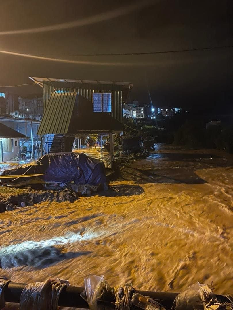 基于甘榜拉惹河满溢，导致14间民宅闪电水灾。