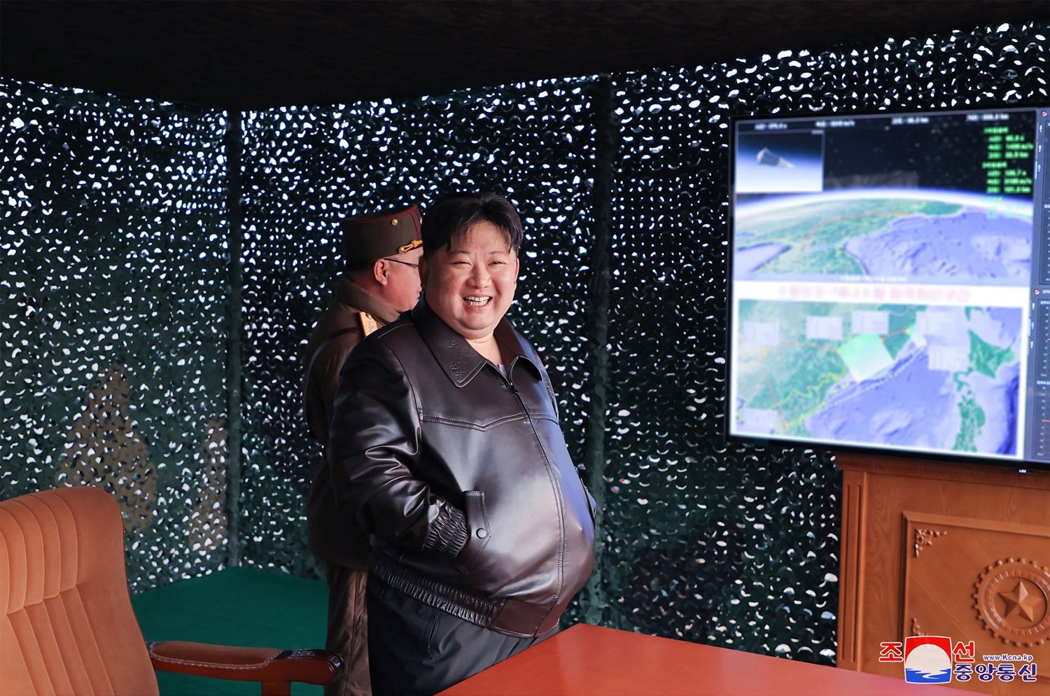 朝鲜最高领导人金正恩周二在现场，指导新型中长程固体燃料导弹试射。（图取自朝中社/法新社）