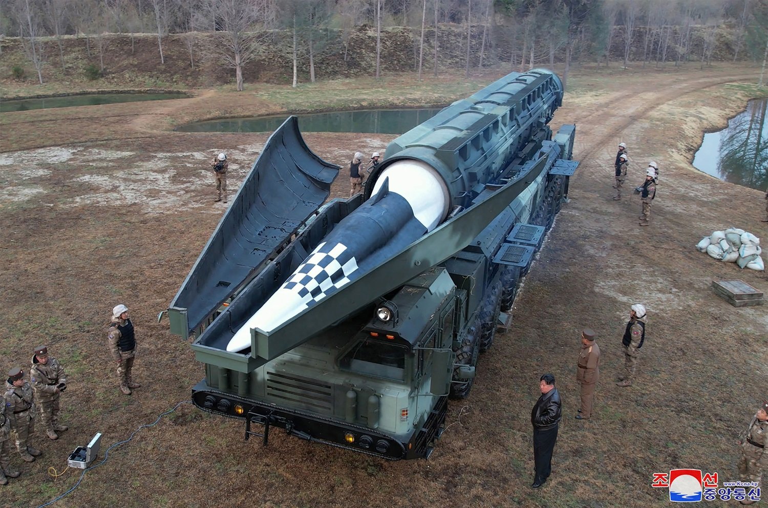 朝鲜在周二试射的“火星炮-16B”型导弹，搭载新研制的高超音速滑翔飞行弹头。（图取自朝中社/法新社）