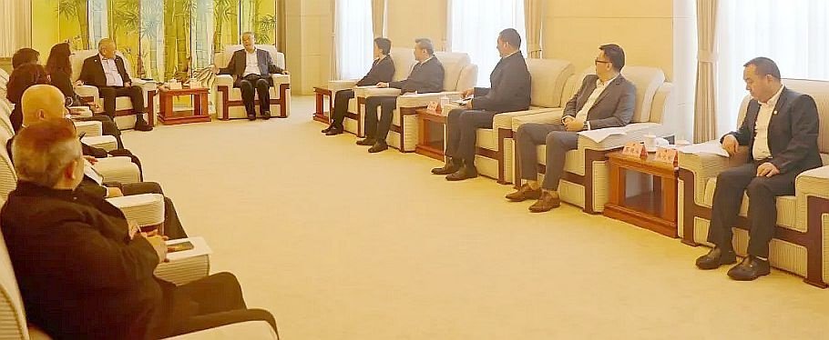 丹斯里吴添泉（右7）与华总领导层和四川省人大常委会交流，右6为四川省人大常委会党组书记、副主任王雁飞。