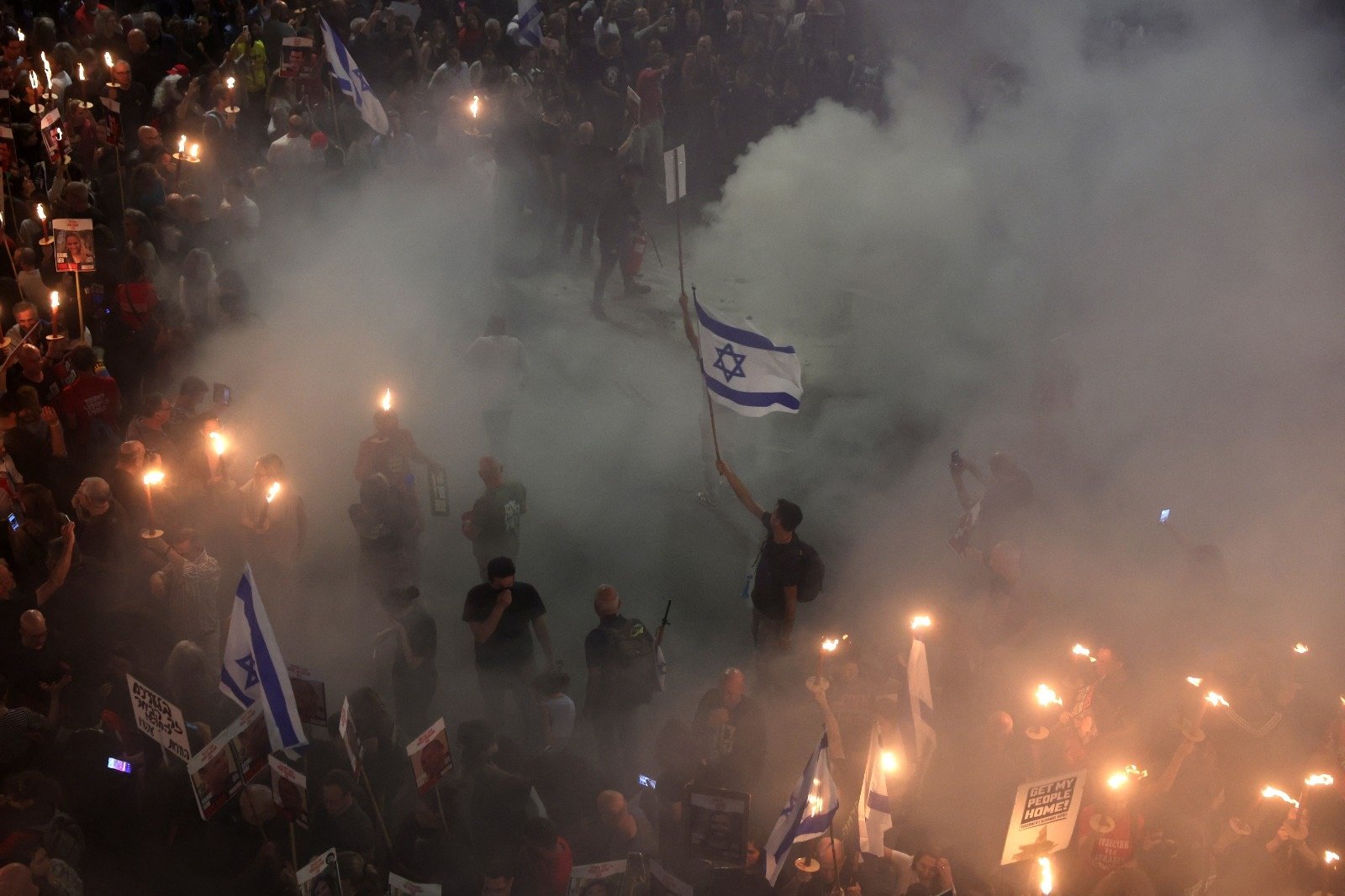 从上周六开始，反总理内塔尼亚胡的示威活动聚集了数千人，特别是在特拉维夫（图）和耶路撒冷。除了要求政府尽快将人质带回家，也要求提早举行大选。（图取自法新社）