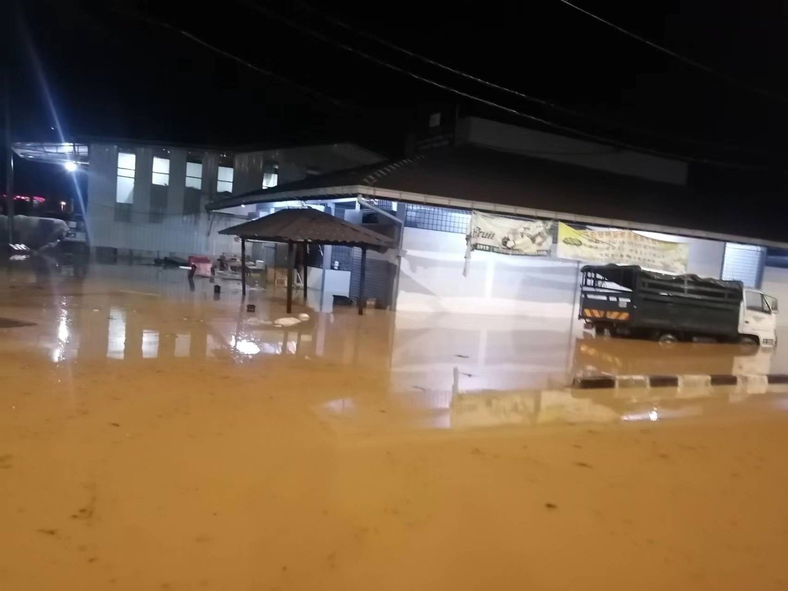 甘榜拉惹巴刹一带于4月3号凌晨发生闪电水灾。