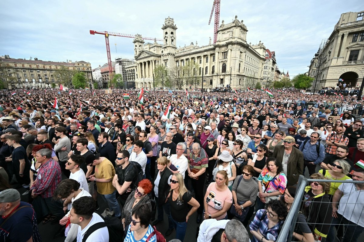 在布达佩斯市中心，大约10万人聚集在国会前的科苏特广场，响应反对派人物马扎尔的号召。（图取自法新社）