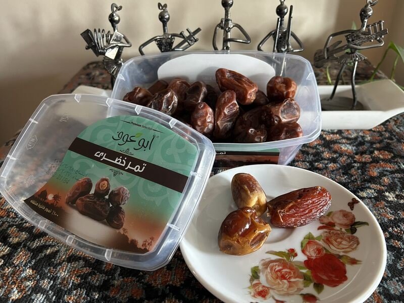 为对抗糖荒，埃及的糕饼甜点店会使用蜂蜜、果酱或是埃及盛产的不同种类椰枣，来添加甜味。（图取自中央社）