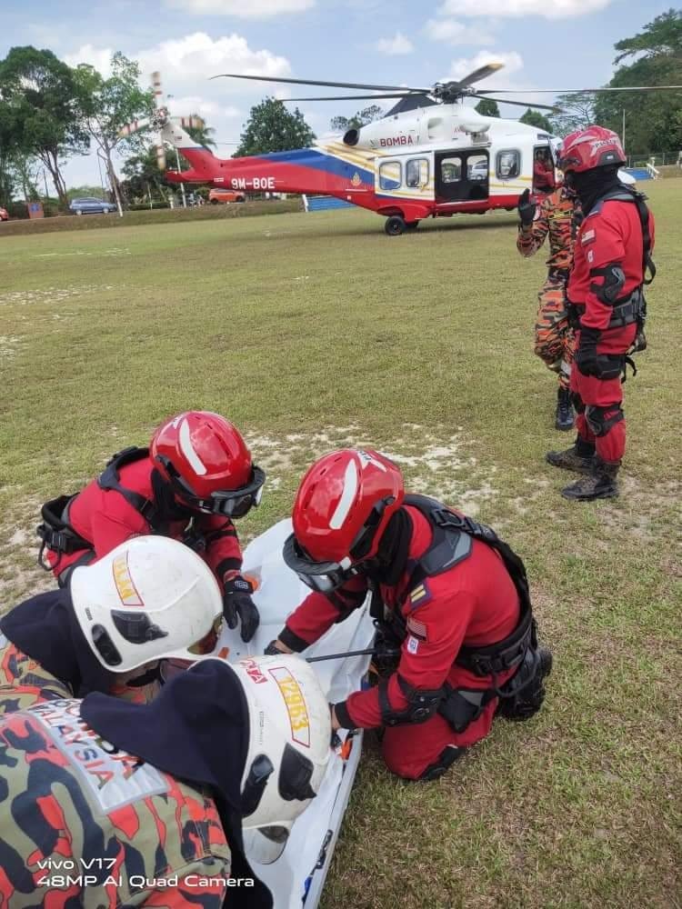 消拯人员利用直升机运送死者遗体。