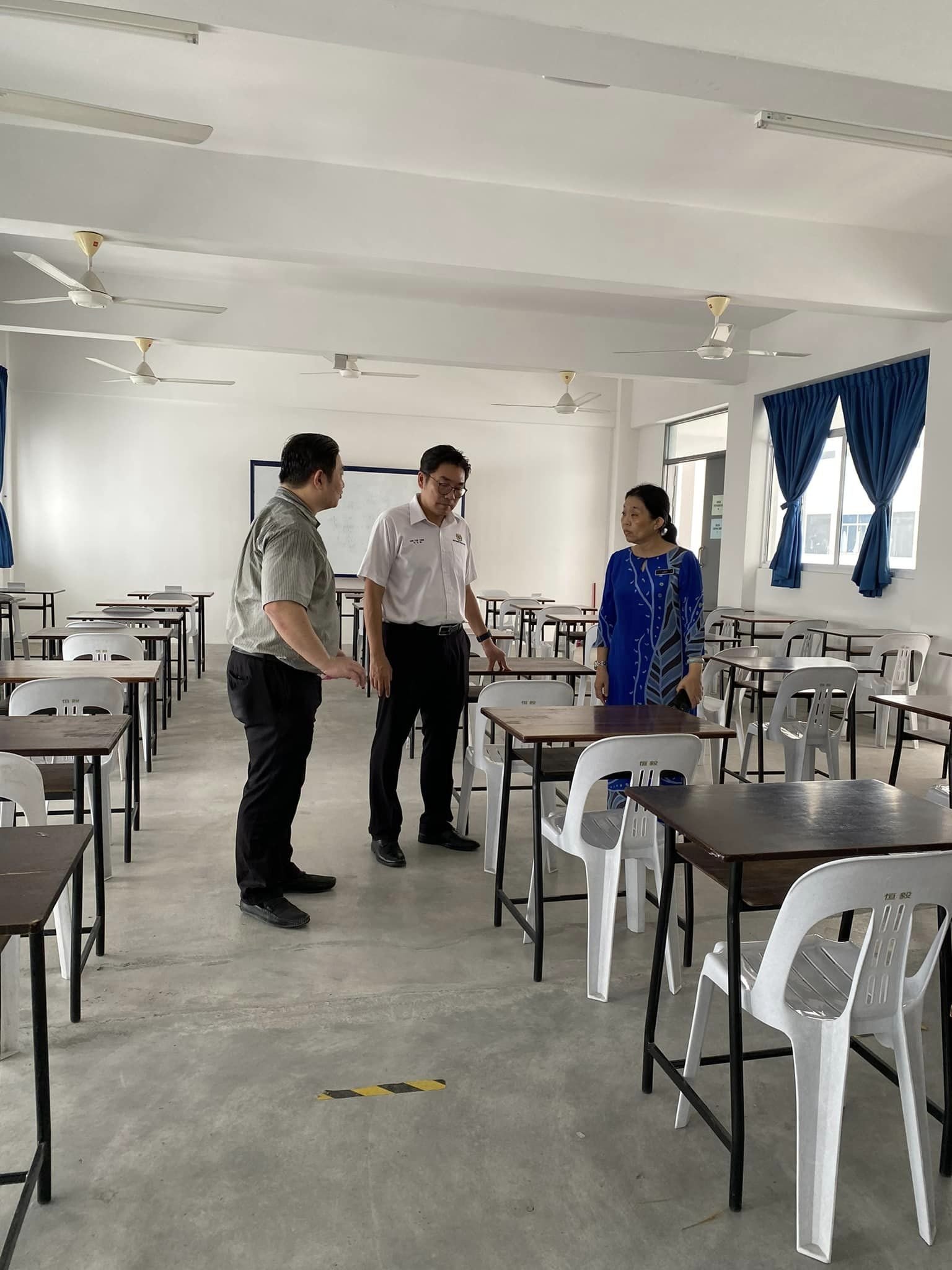 沈志勤（中）于2019年拨出1万9845令吉予恒毅分校购置教室桌椅。