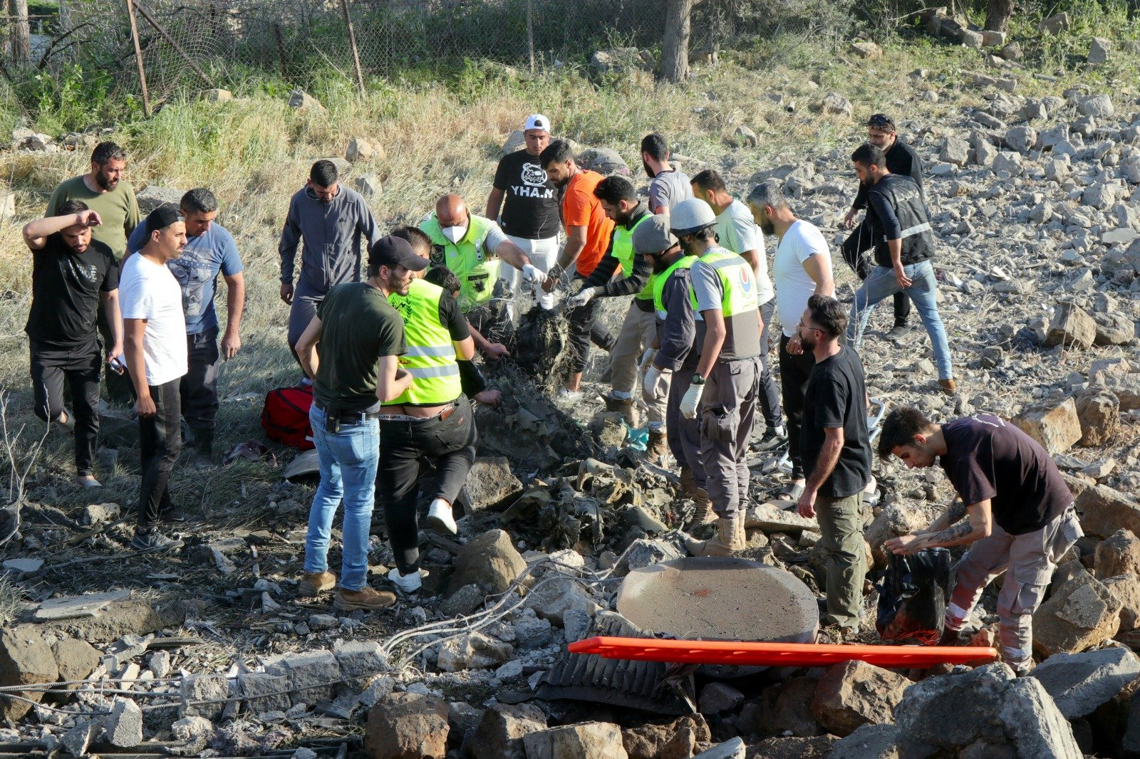 以色列上周五袭击黎巴嫩城镇马尔贾永的一所房屋，紧急救援人员挖掘建筑物废墟，试图救出受困人员。（图取自法新社）