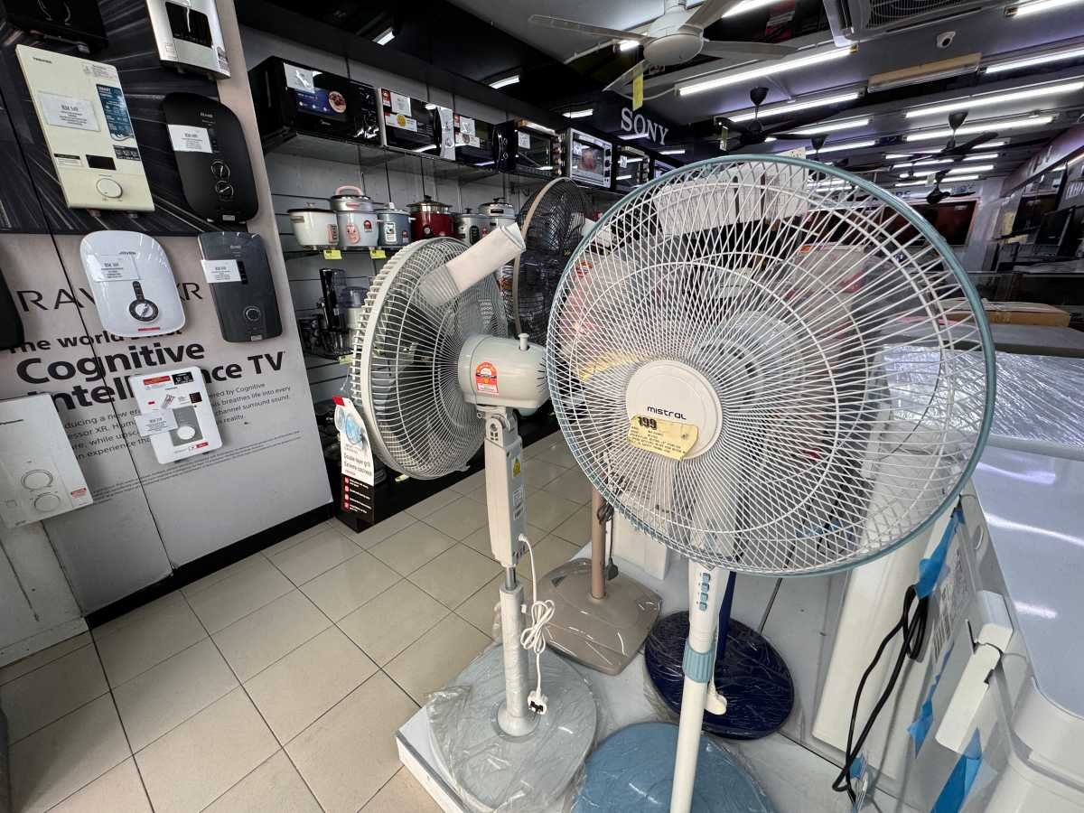 除了冷气机，目前电风扇也是电器店的热销产品。
