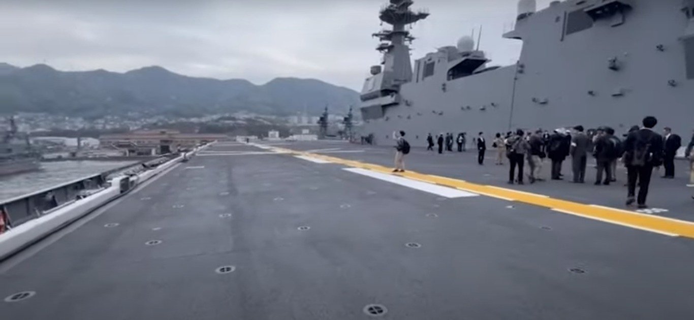 日本海上自卫队周一向媒体展示经过“航母化”改装，能够起降战机的甲板。（图截自时事通信社视频）