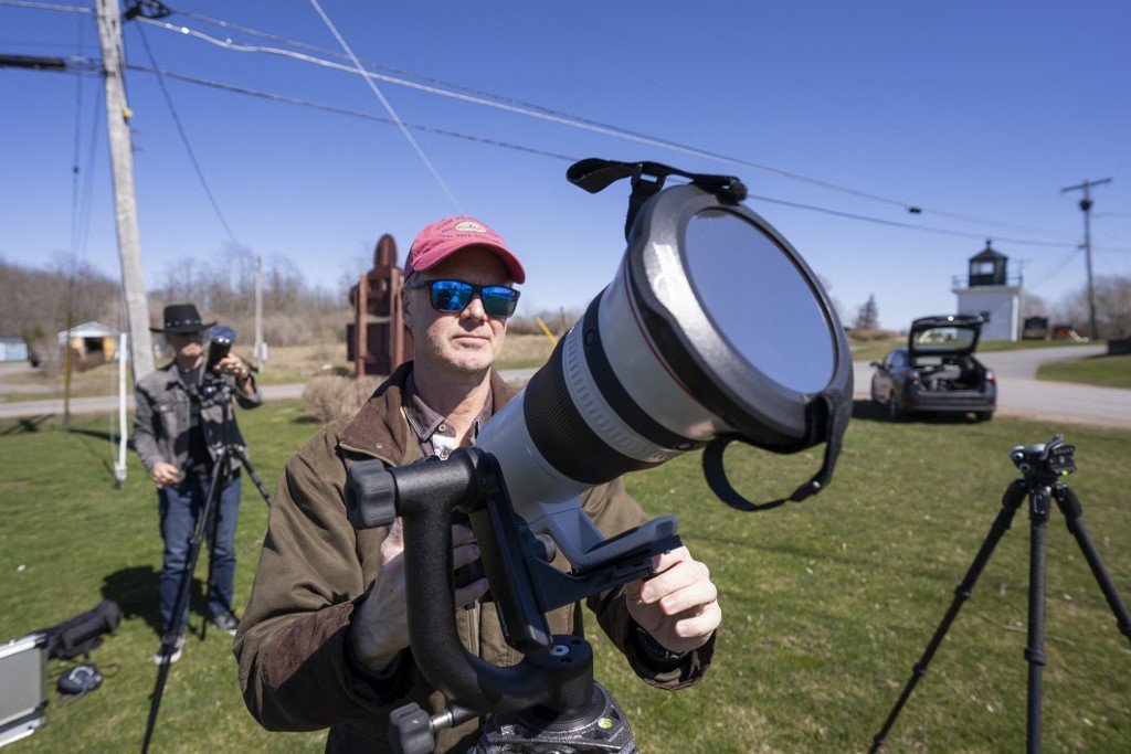 为了捕捉罕见的北美日全食，天文发烧友比尔斯在纽约文森特角测试了他的相机设备。（图取自法新社）