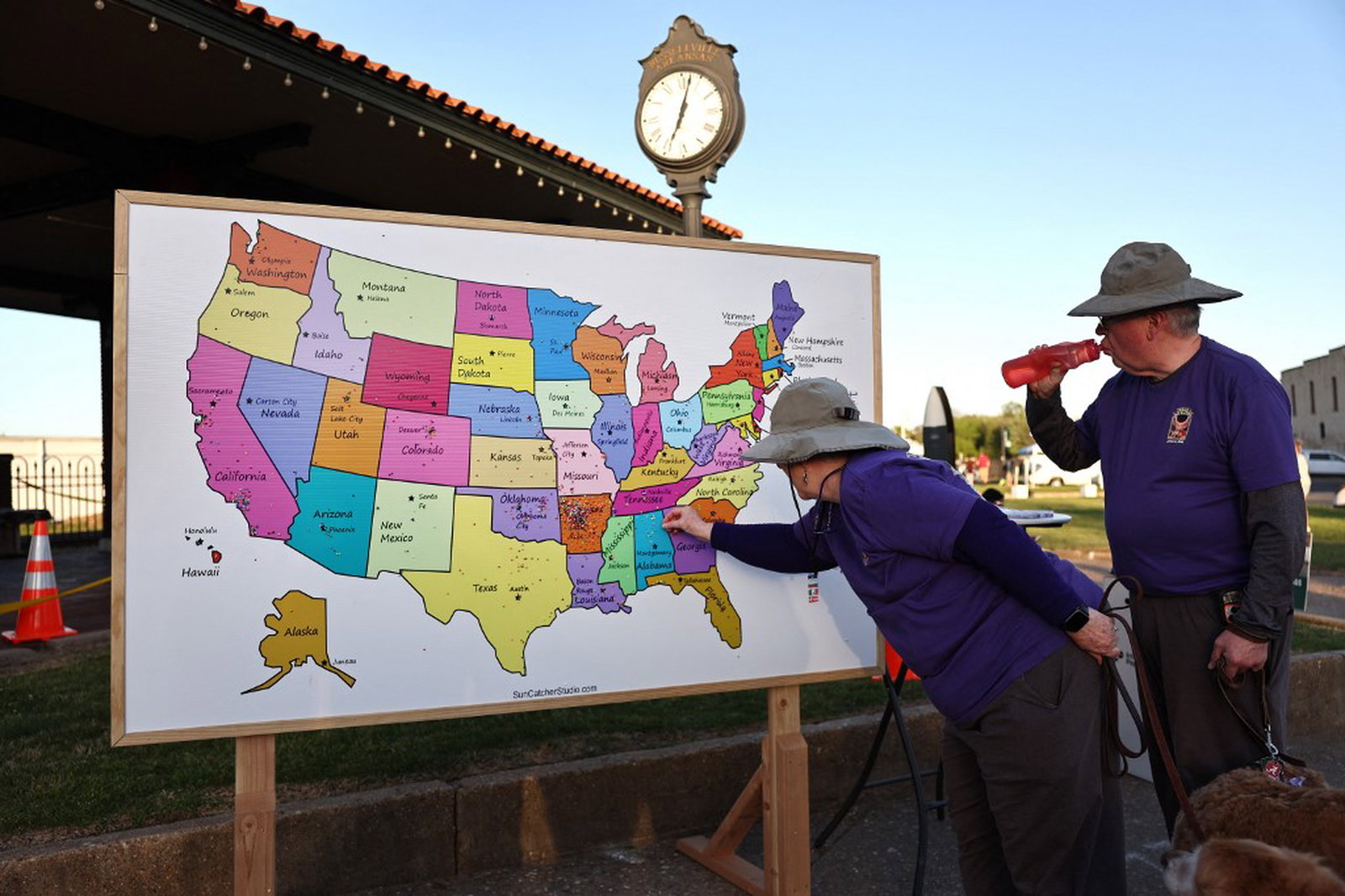 在阿肯色州拉塞尔维尔镇，游客在北美地图上添加了一个图钉，显示日全食观测者的访问地点。（图取自法新社）