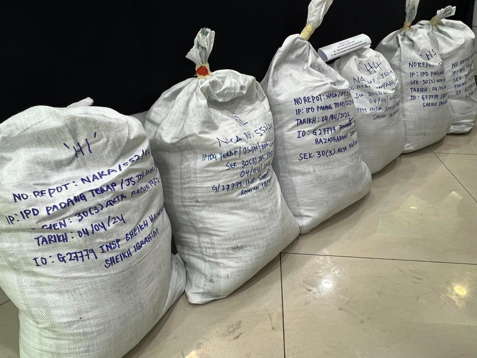 警方在1间住家旁的储藏室发现18包黑色塑料袋，里面装有约130公斤哥冬叶。
