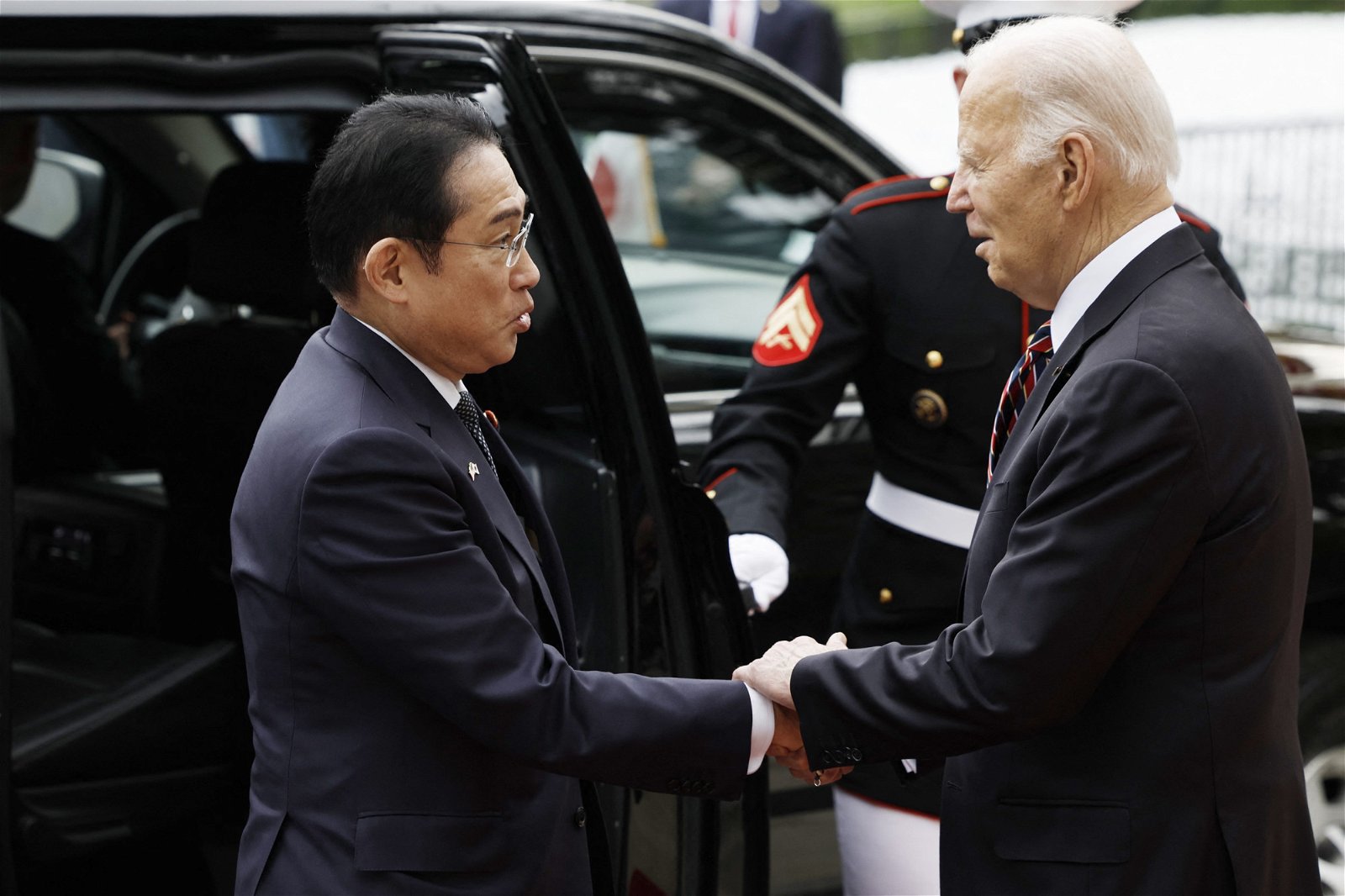 到美国访问的日本首相岸田文雄（左），周二前往白宫与美国总统拜登会晤。（图取自法新社）