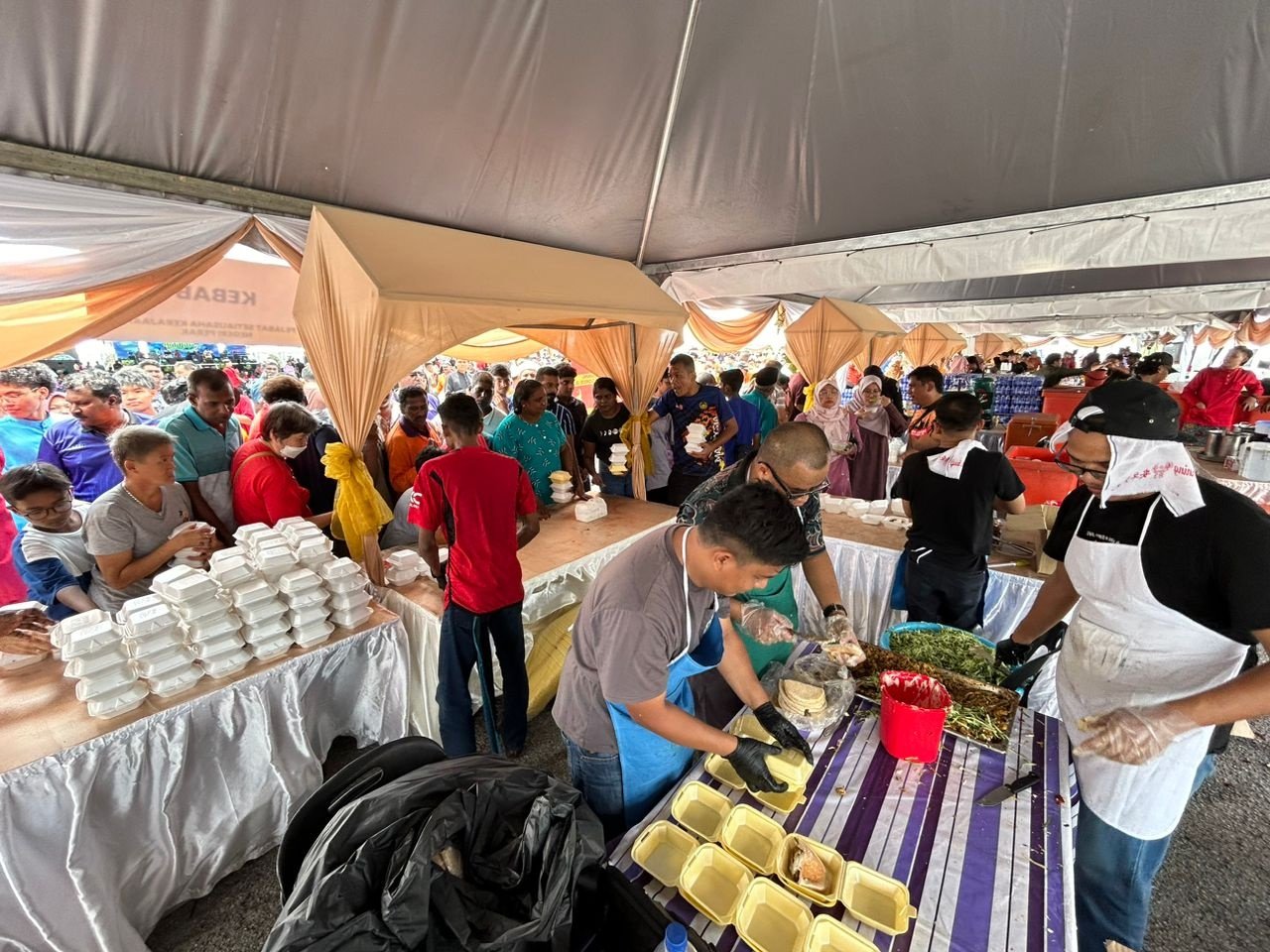 霹雳州政府在怡保英德拉慕丽亚体育馆举行开斋节开放门户，各食摊忙碌为民众准备食物。