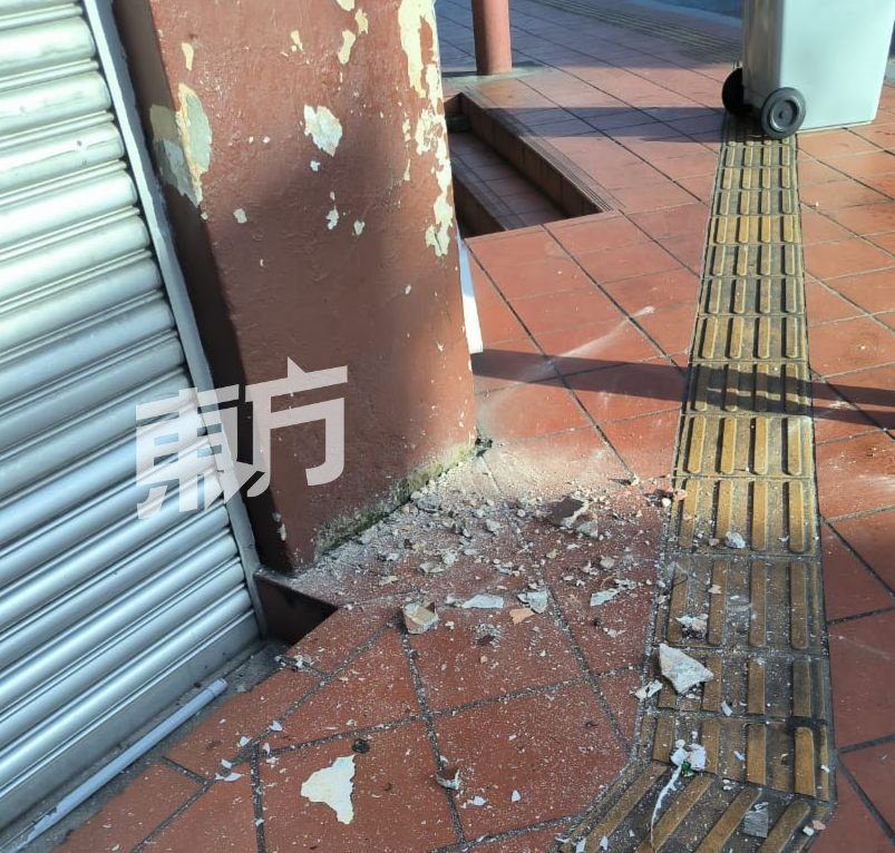 遭巴士擦撞后，店外可见墙壁小碎石。