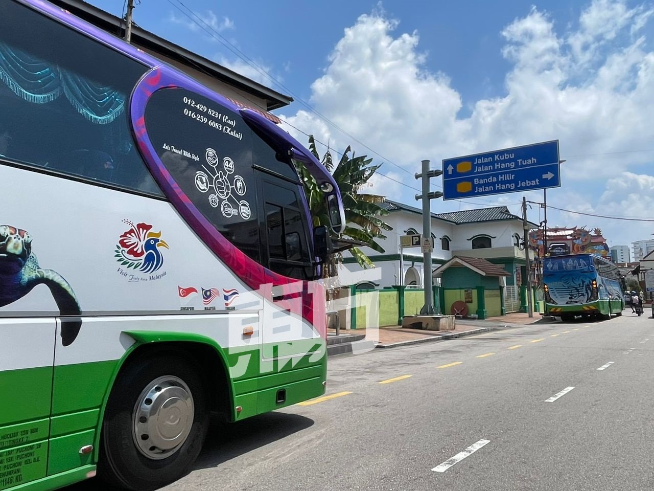 马六甲老街区经常有巴士载著外地游客到来观光。