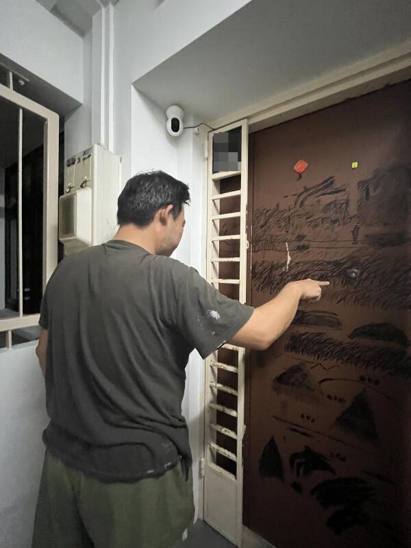 赵先生称，被骚扰5年，木门被涂鸦破坏。