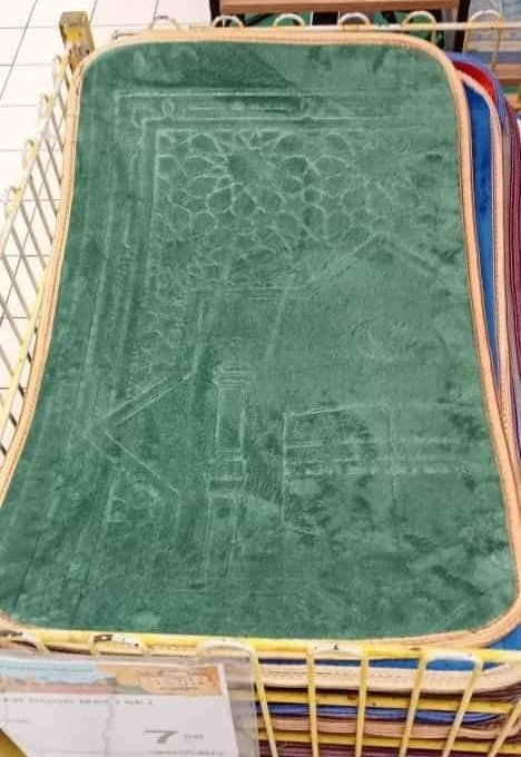 被指印有“天房”的地垫，实为小张的祈祷垫。