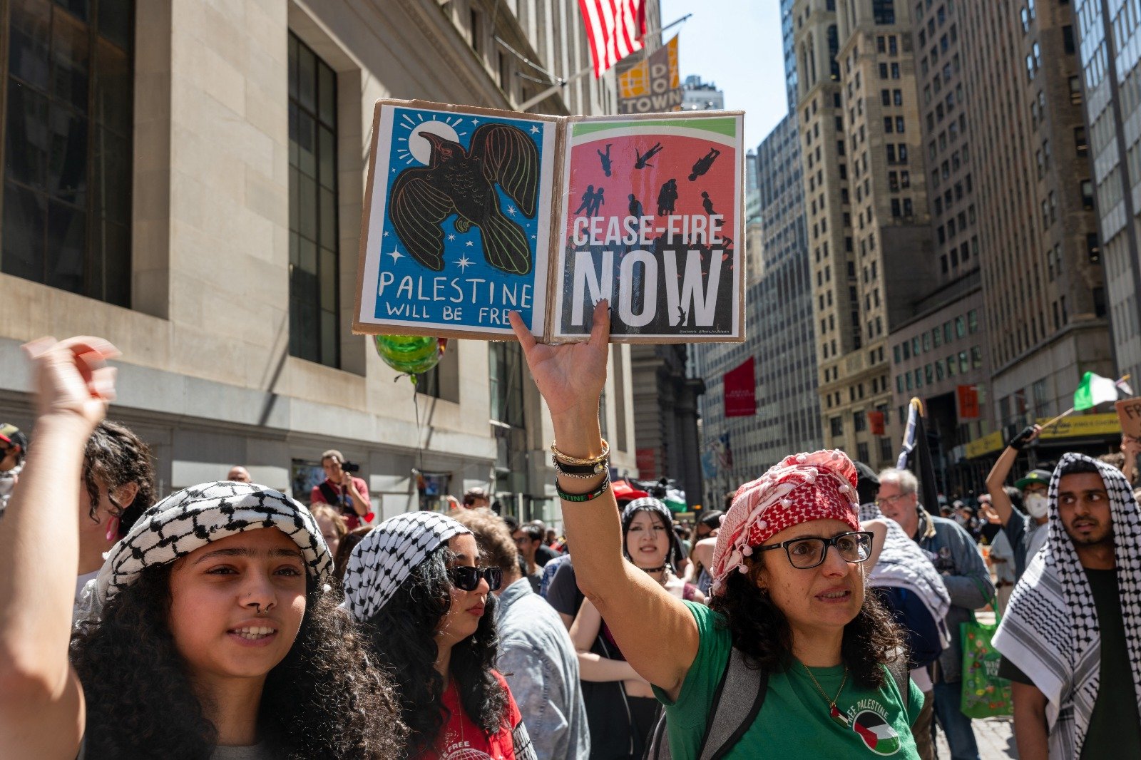 在美国纽约市的纽约证券交易所 (NYSE) 外，亲巴勒斯坦抗议者与一小群以色列支持者对峙。（图取自法新社）