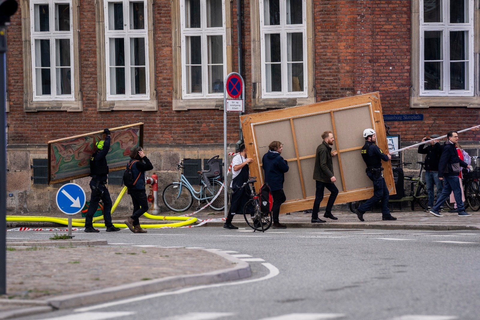 现场照片显示，有民众协助警方抢救艺术品。（图取自Ritzau Scanpix/法新社）