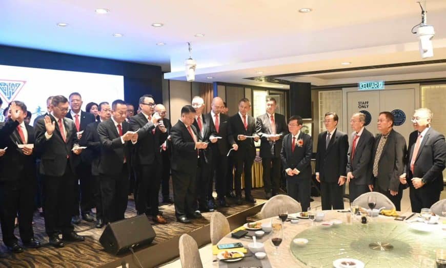 曹观友（右5）等人见证新届槟城潮商公会暨潮商青年委员会宣誓就职。