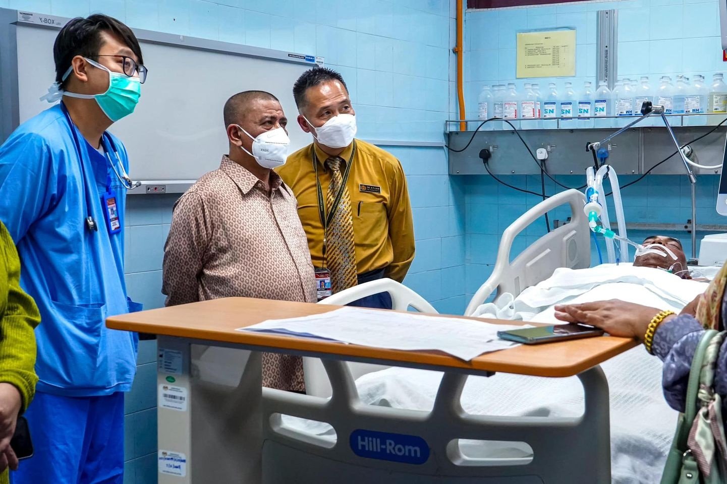 日前，一名男子遭野象攻击后送院治疗，霹雳州务大臣拿督斯里沙拉尼（左2）亲自了解伤者受治情况。（取自沙拉尼面书）