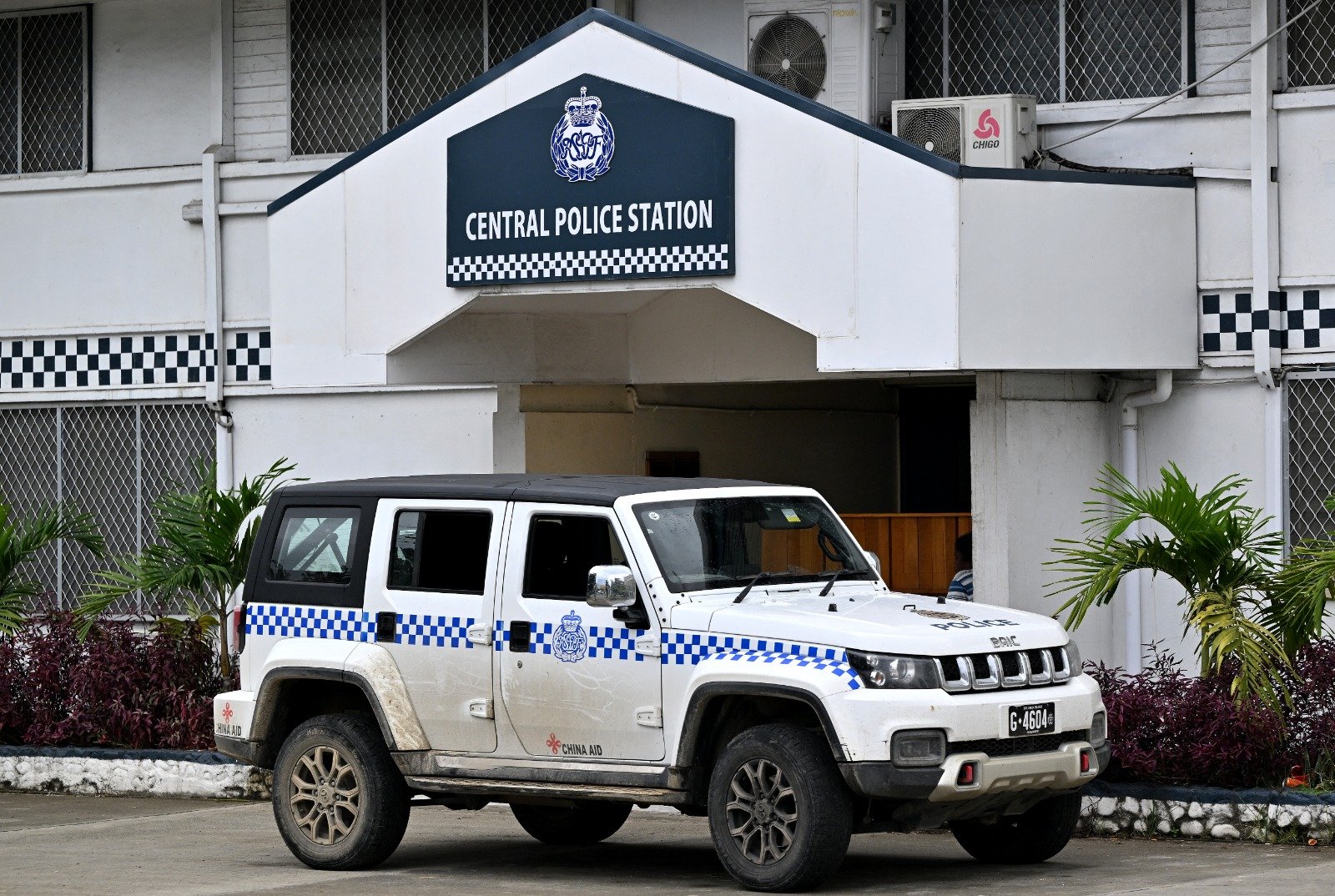 在所罗门群岛首都霍尼亚拉中央警察局前，可以看到一辆由中国援助计画提供的警车。（图取自法新社）