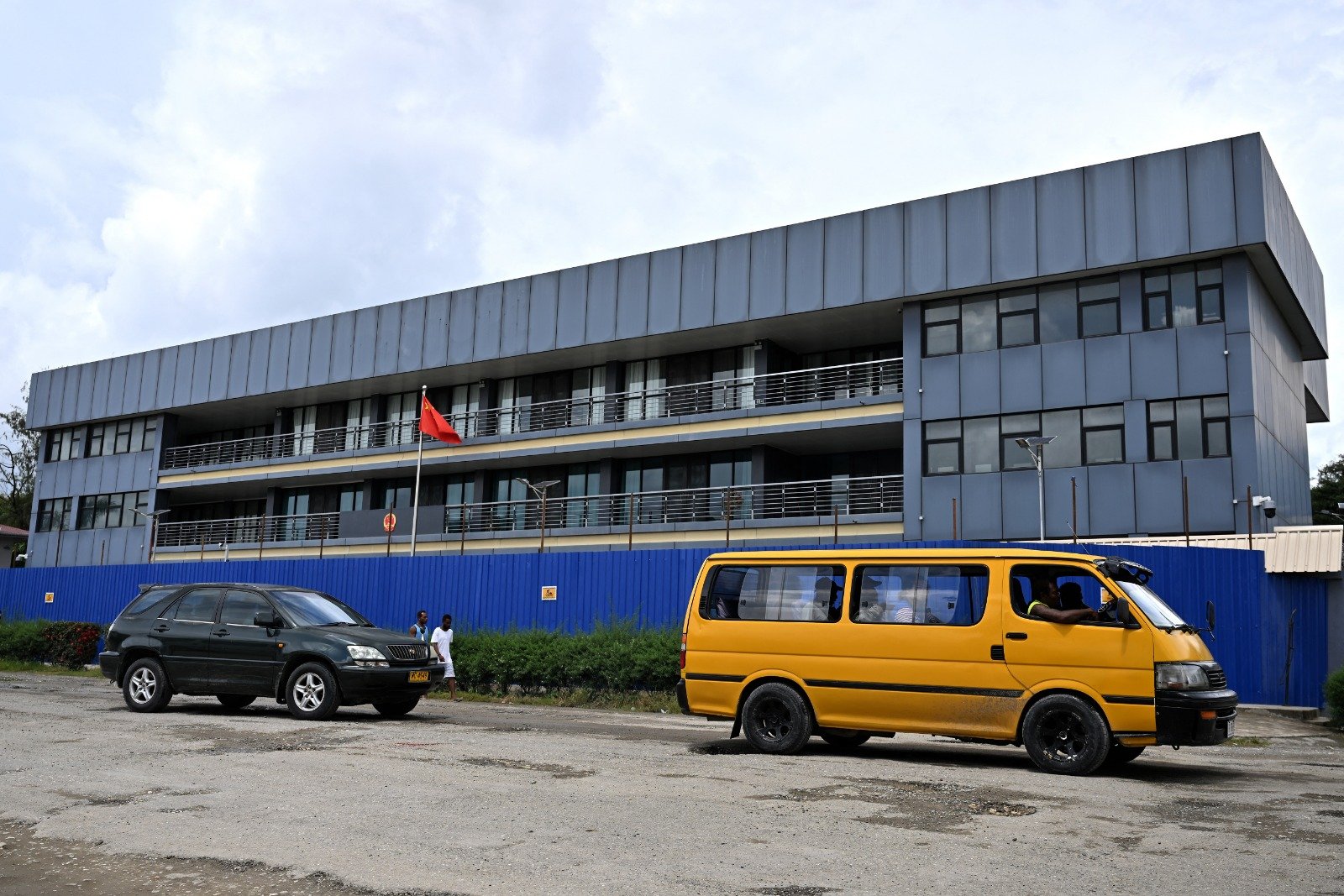 为了应对投票后可能发生的暴力事件，所罗门群岛首都霍尼亚拉的中国大使馆本周匆忙在门前竖立了临时锌钢栅栏。（图取自法新社）