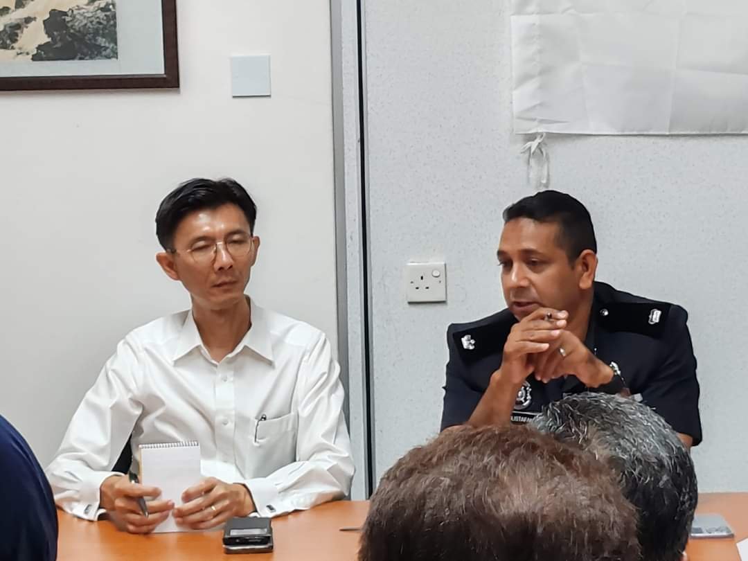 杨文来（左）与警方代表聆听地主们反映的事项。
