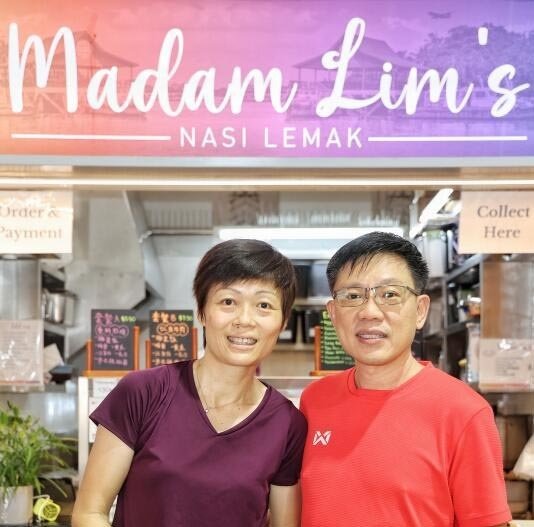 林凤莲（左）和黄忠豪今年2月开设摊位卖椰浆饭。