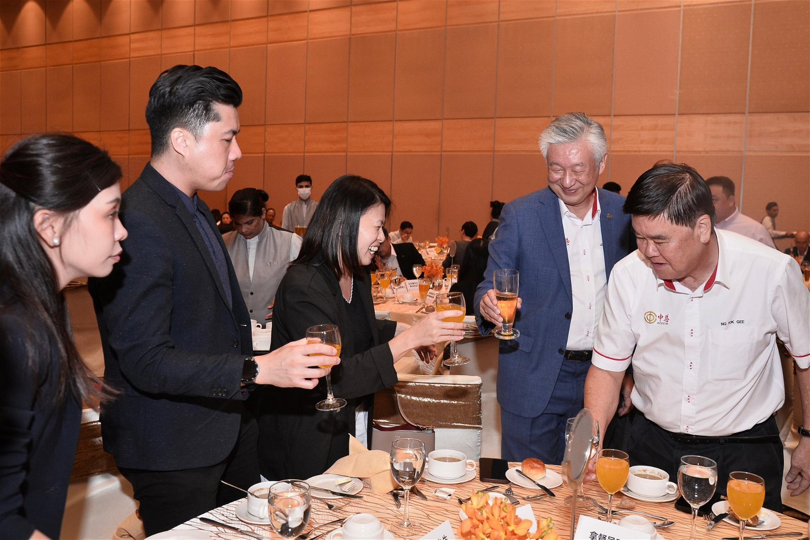 本报执行主编杨紫玲（左2）与卢成全（左3）一同举杯共饮。