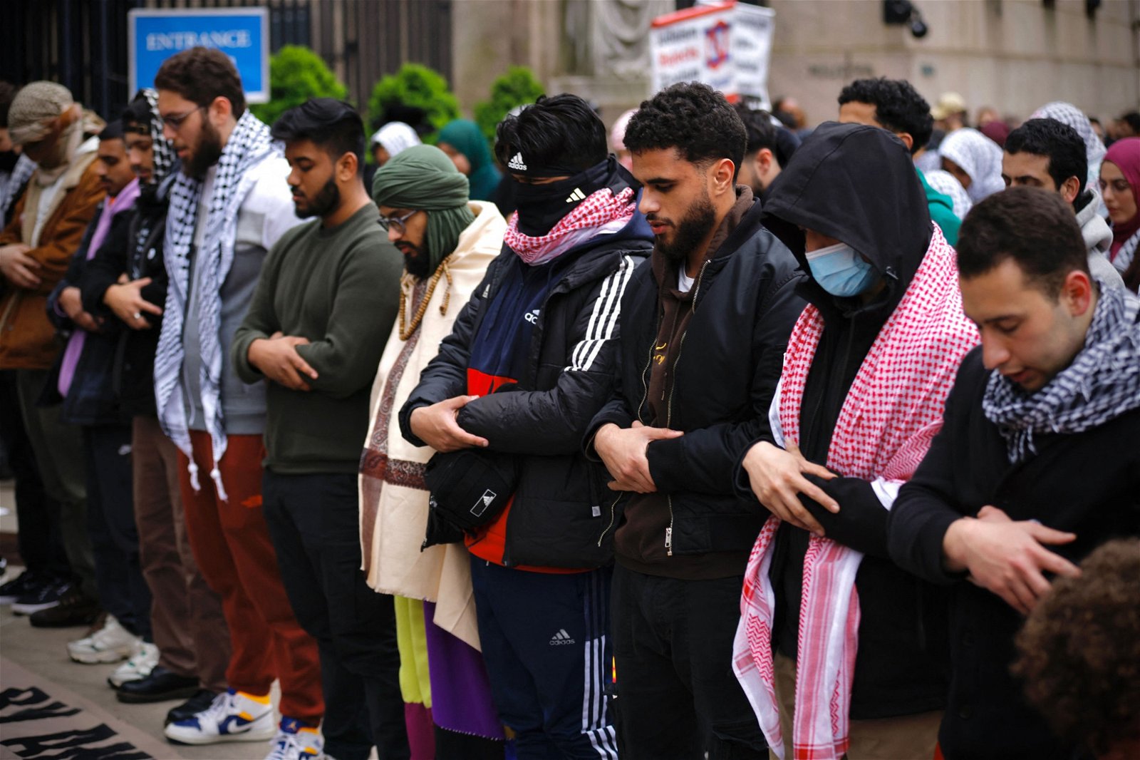 亲巴勒斯坦的抗议者，周四在纽约哥伦比亚大学外祈祷。（图取自法新社）