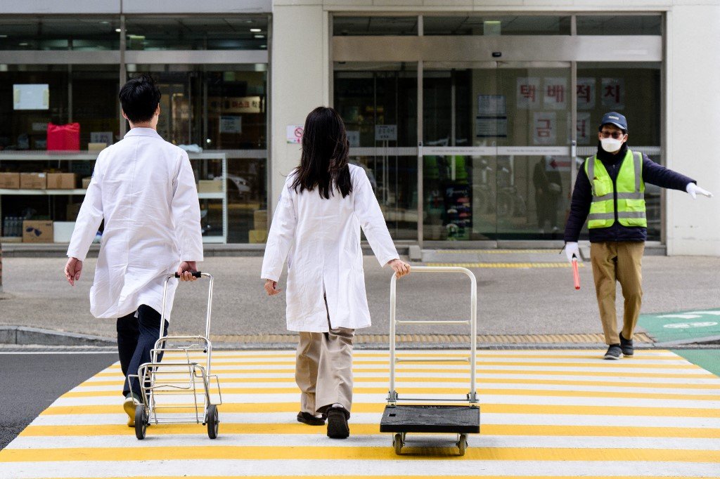 韩国医疗系统面临压力，主因政府与医生之间针对政府的一项改革计划陷入长久僵持。（法新社档案照）