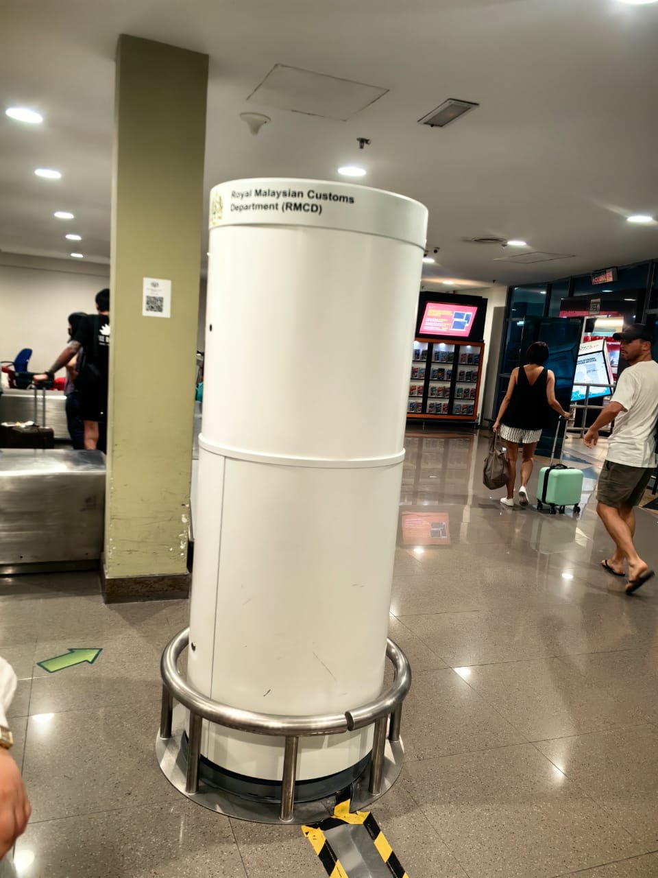 身体扫描器，以扫描旅客是否随身携带危险物品。