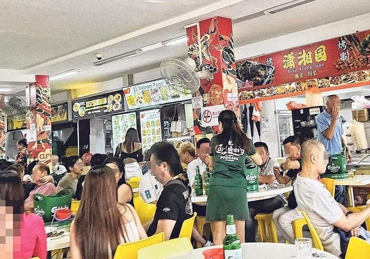 咖啡店高朋满座，几乎每桌都有越南女子陪喝酒或聊天。 （新明日报）