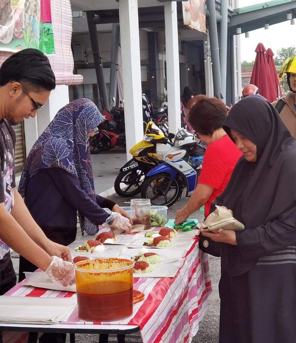 免费椰浆饭的受惠者不分种族，包括马来人、华人、印度人及其他种族。