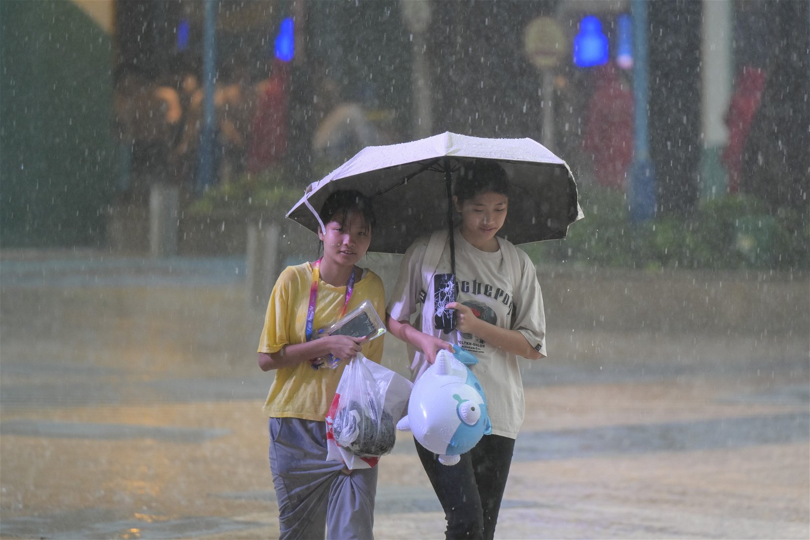 广州市市民雨中出行。（图取自中新社）