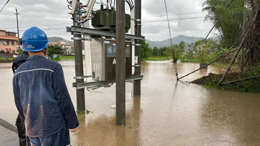 清远市电力公司人员检查供电设施有否受到暴雨影响。（图取自网络）