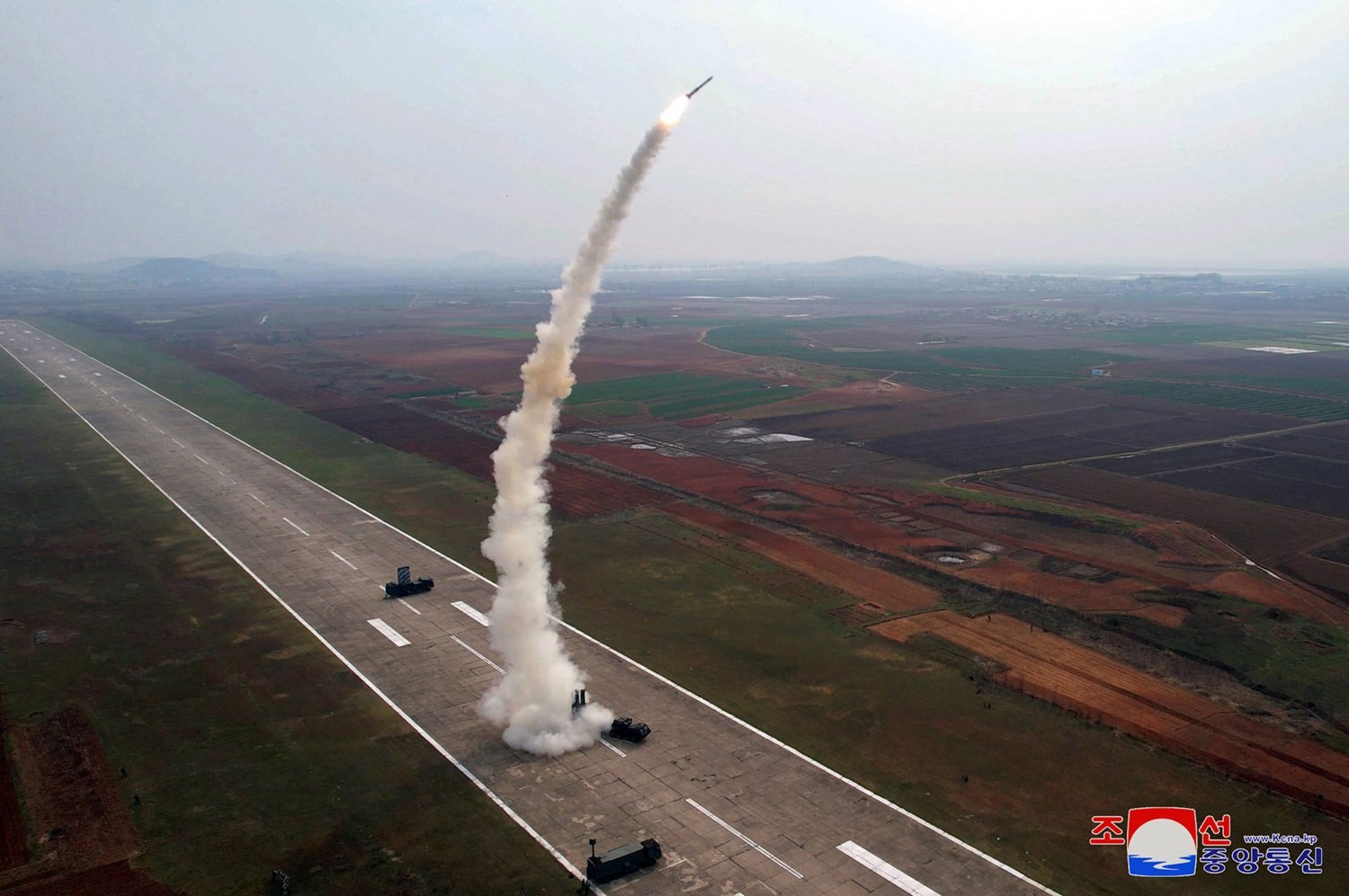 朝中社周六发布的照片显示，“流星-1-2”新型防空导弹在朝鲜西海进行试射。（图取自朝中社/法新社）