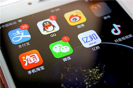 淘宝2008年推出支付宝，改变中国电子商务格局，随后2011年微信横空出世颠覆以往的社交方式。（图取自网络）