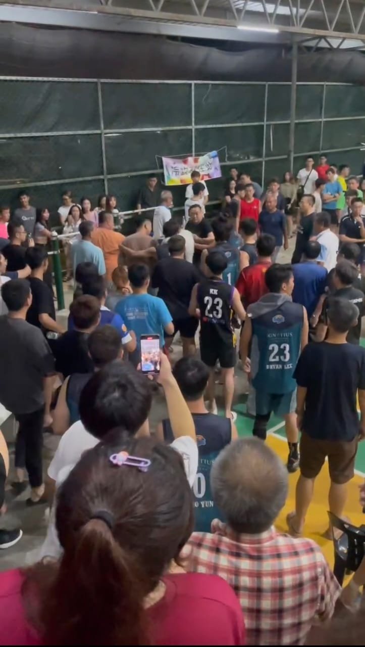 百利镇篮球场日前发生球员与场外人士肢体冲突事件。