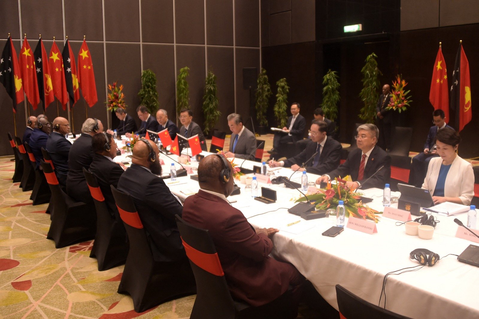 巴布亚新几内亚外长特卡琴科（左4）与到访的中国外长王毅（右4）举行双边会谈。（图取自法新社）