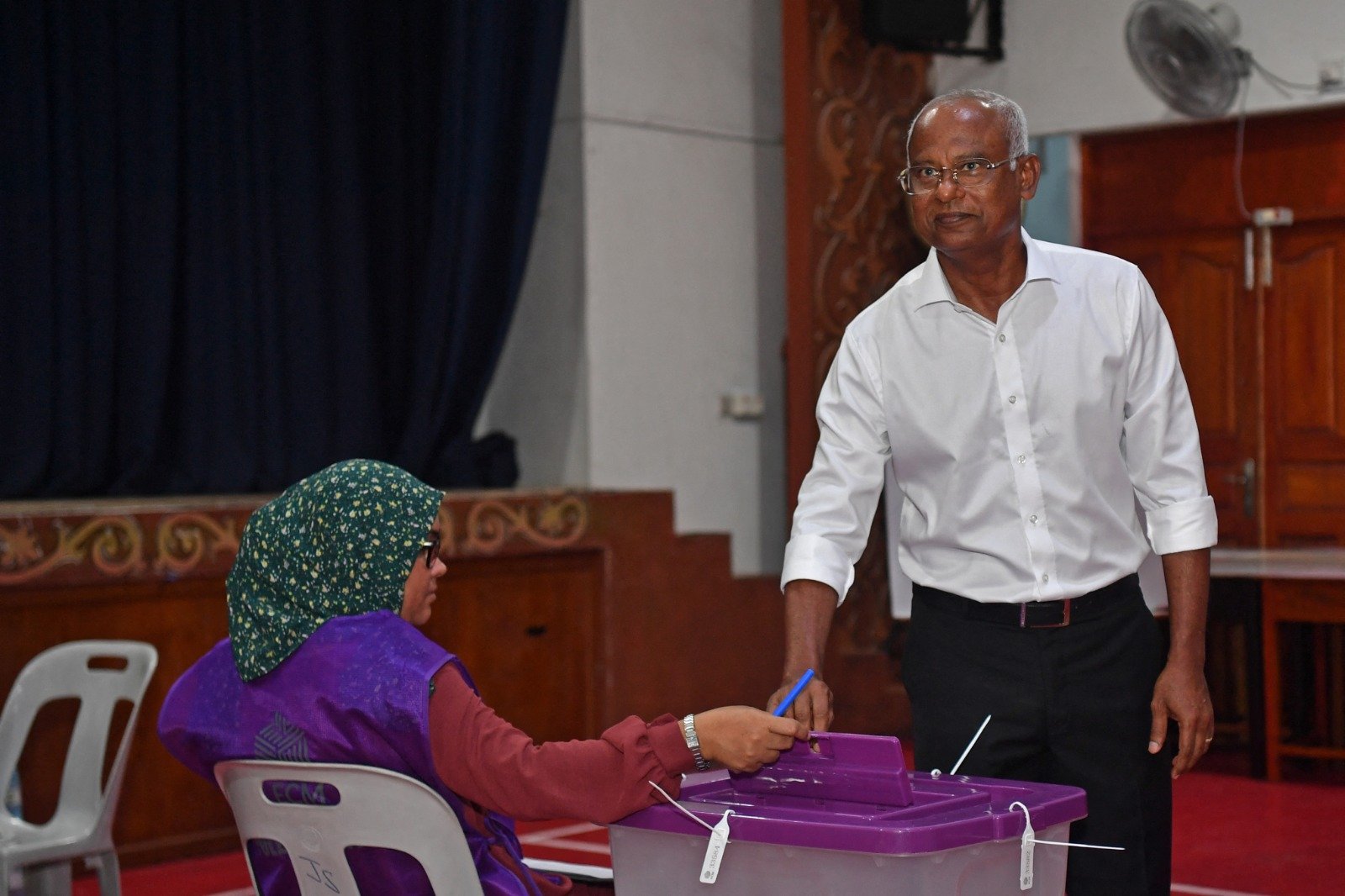 亲印度的前总统萨利赫领导的马尔代夫民主党，在周日的选举中惨败。图为萨利赫当天在马累的一个投票站投票。（图取自法新社）