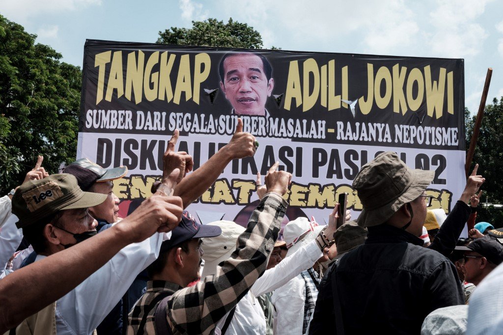 周一在印尼雅加达的宪法法院外，人们聚集抗议最近的总统选举结果。（图取自法新社）